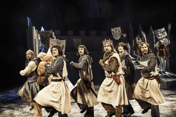 Anmeldelse: Monty Pythons SPAMALOT, Odense Teater