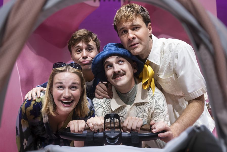 Anmeldelse: Sat i verden, Det Kongelige Teater