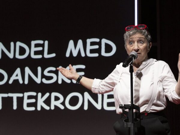 Anmeldelse: The Sanjay Shah Shitshow, Teatret Svalegangen (Off Off/Produktion)