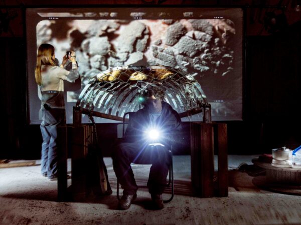 Anmeldelse: HYDRA – venter på krisen, Røde Kors (Teatergrad)