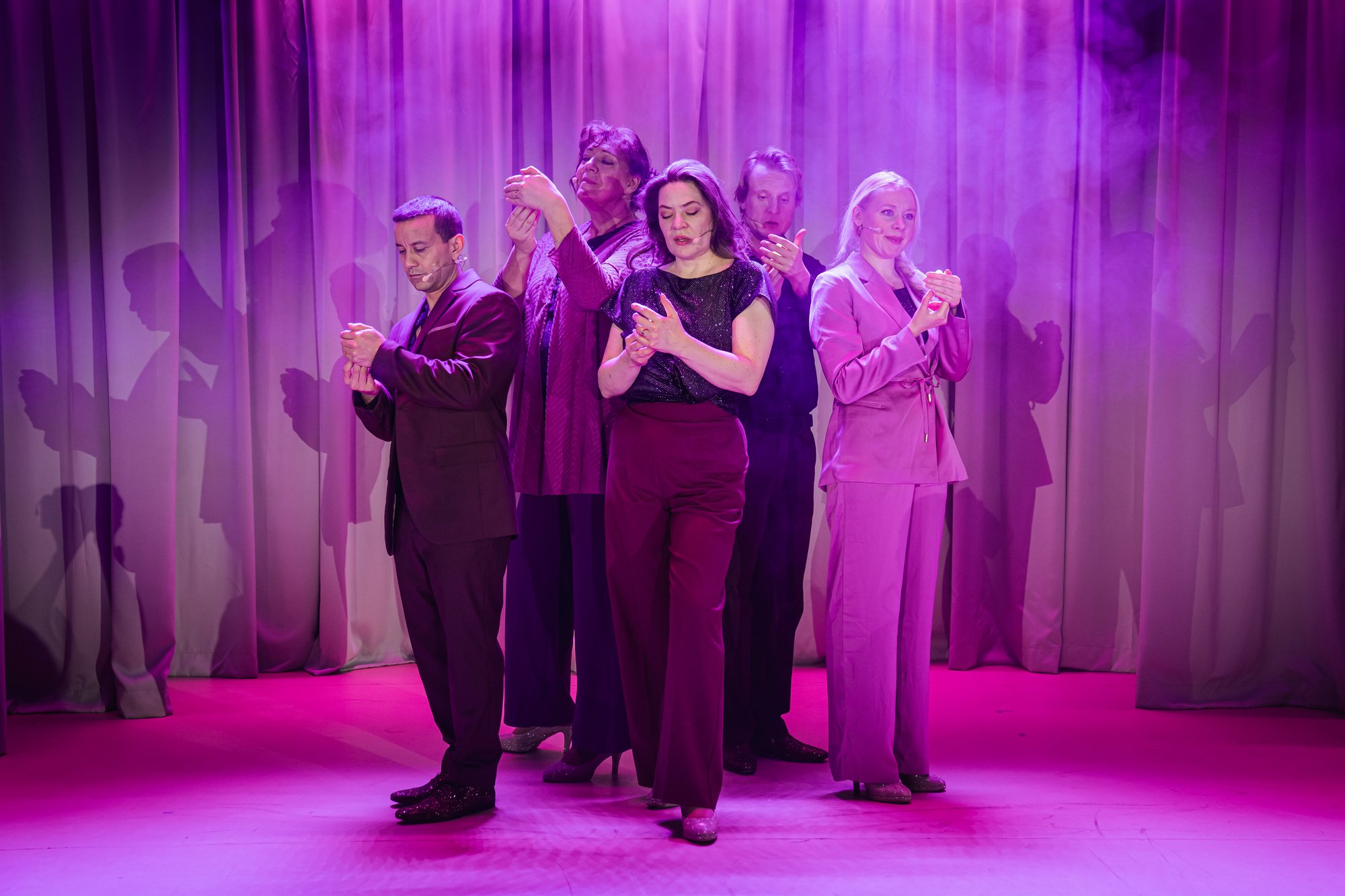 Anmeldelse: Amager Revyen 2026 – Uden sammenligning, Amager Selskabslokaler (Amager Revyen)