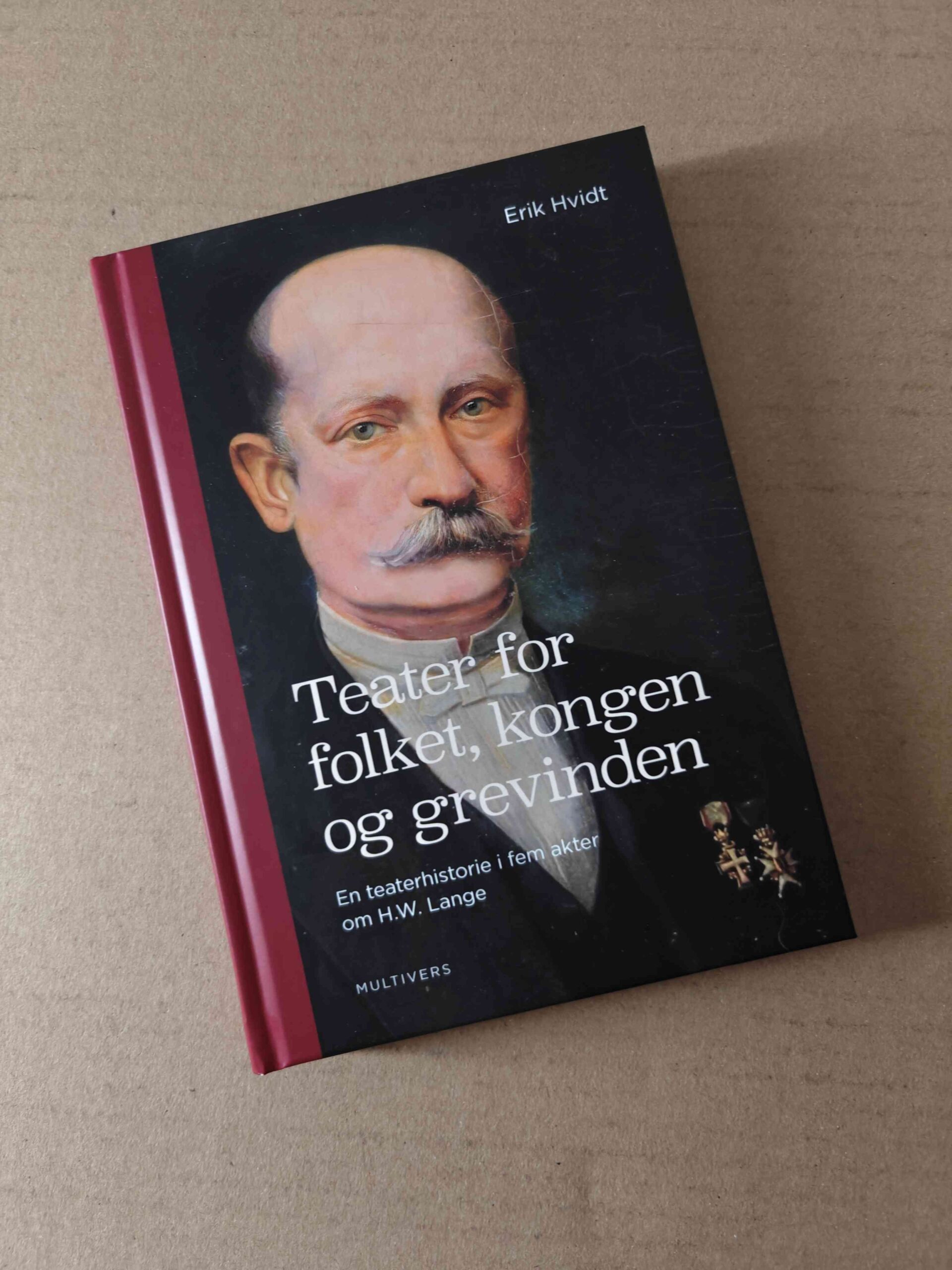 Anmeldelse: Erik Hvidt: Teater for folket, kongen og grevinden, Multivers