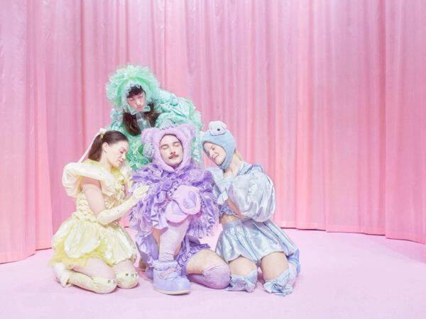 Anmeldelse: It’s so cute I’m gonna die, Blaagaard Teater (Blaagaard Teater og VOMP — Et dansekompagni af GUNILLA LIND)