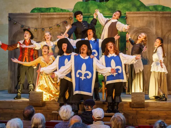 Anmeldelse: De tre musketerer, Holbæk Museumsgård (Sjællands Teater)