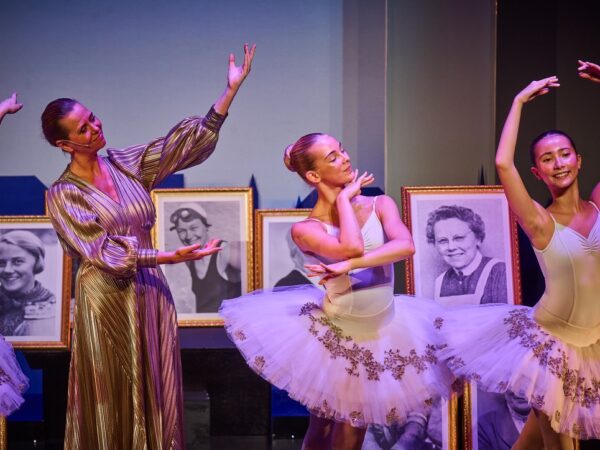 Anmeldelse: Kender du hende?, Aveny-T (Louise Schouw Teater)