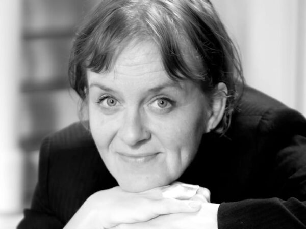 Anmeldelse: Henne om hjørnet, Riddersalen (Katja Holm)